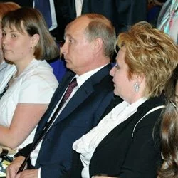 Развод не отразится на рейтинге Путина, считают политологи